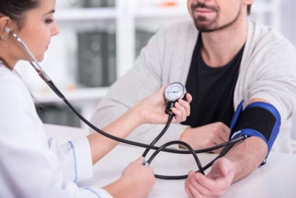 Der Arzt misst den Blutdruck bei Bluthochdruck