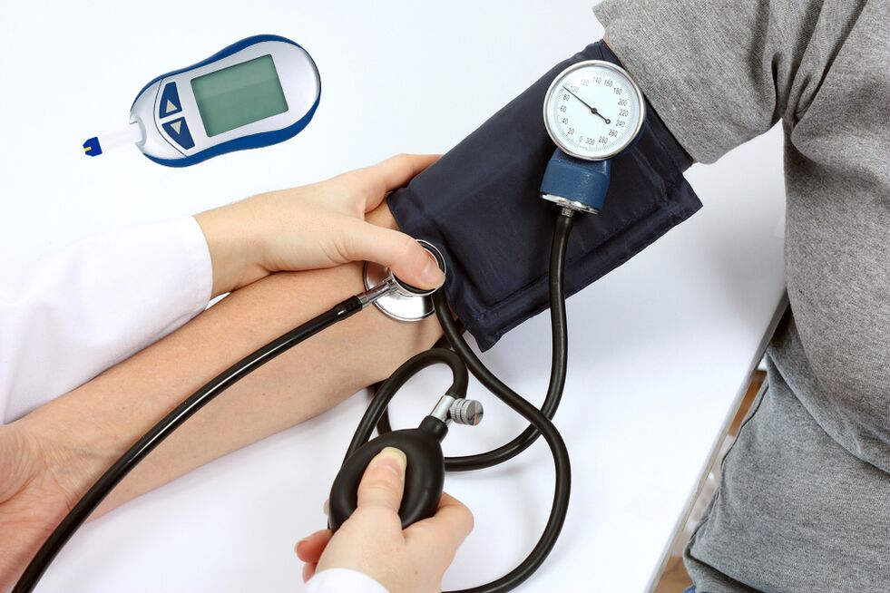 Blutdruckmessung bei Bluthochdruck. 